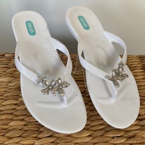 oka B Flip Flops Sandals White, Metal Floral Accent, Jeweled, Sz 8